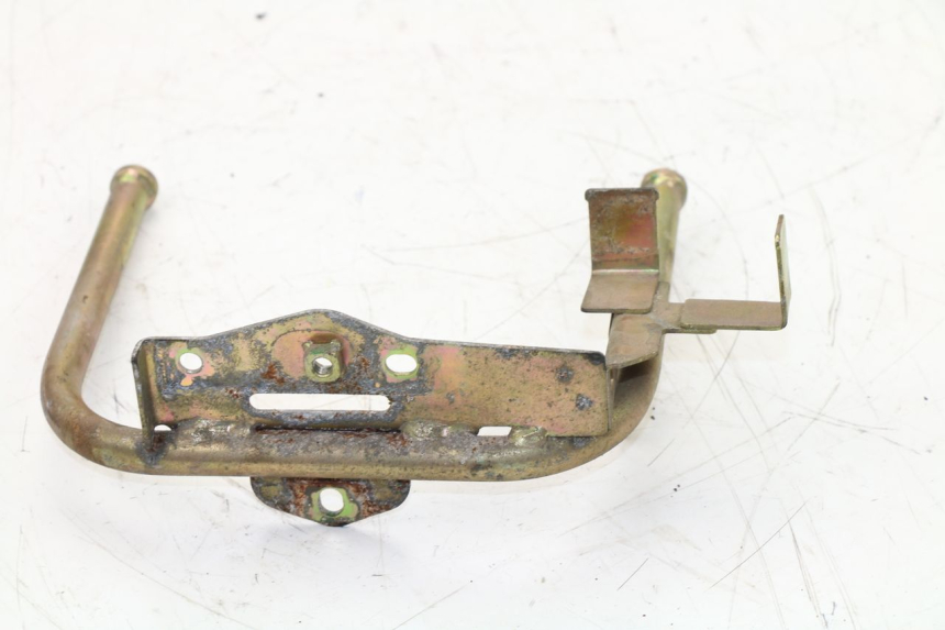 photo de FRONT FAIRING BRACKET HONDA SCV LEAD 100 (2003 - 2007)