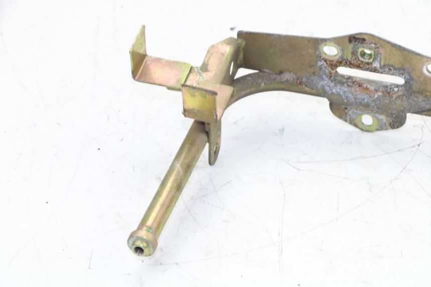 photo de FRONT FAIRING BRACKET HONDA SCV LEAD 100 (2003 - 2007)