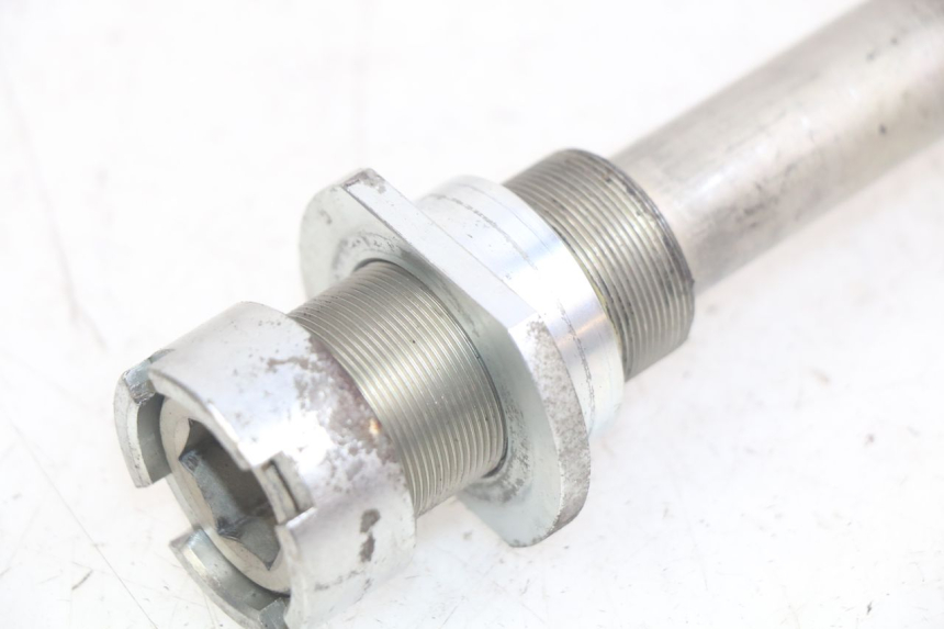 photo de SWINGARM PIVOT BOLT KAWASAKI Z 750 (2007 - 2013)
