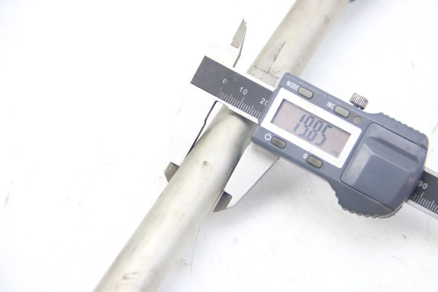 photo de SWINGARM PIVOT AXIS KAWASAKI Z ABS 1000 (2014 - 2020)