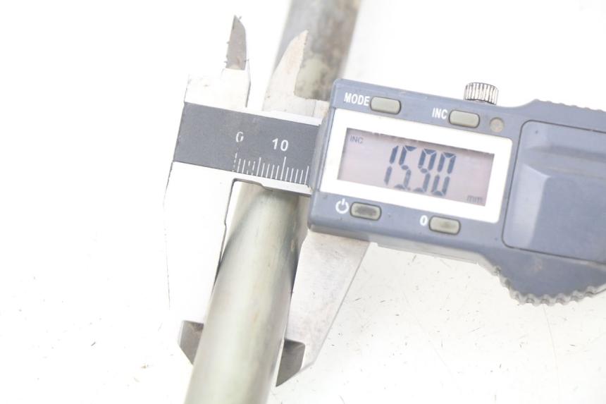 photo de SWINGARM PIVOT BOLT YAMAHA MT-07 MT07 ABS 700 (2014 - 2017)