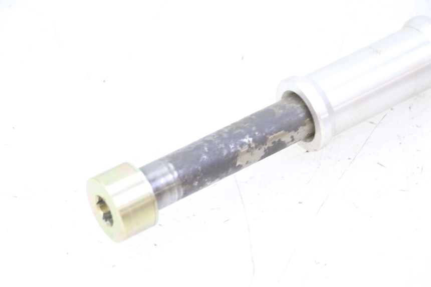 photo de SWING ARM AXLE TRIUMPH SPRINT 900 (1995 - 1998)