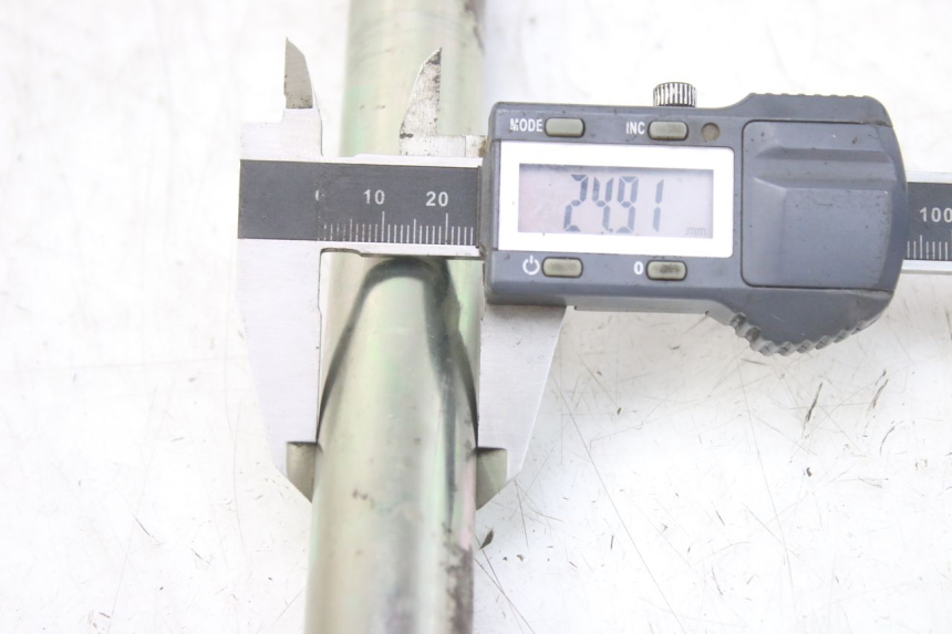 photo de SWINGARM PIVOT BOLT TRIUMPH SPRINT ST 955 (1999 - 2001)