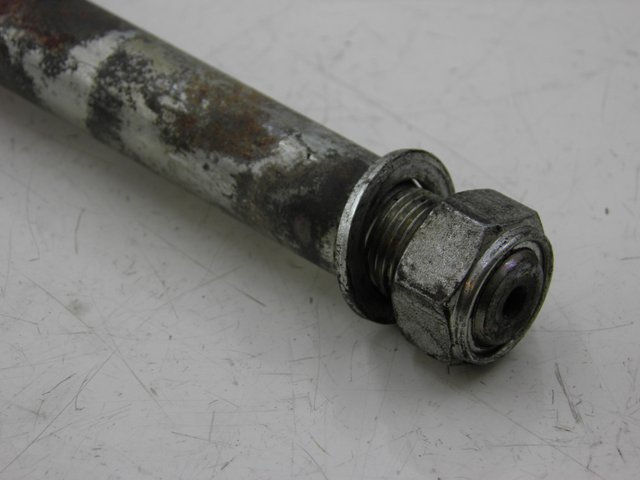 photo de SWING ARM AXLE SUZUKI GSF N BANDIT 600 (1996 - 1999)