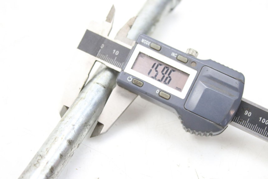 photo de SWING ARM AXLE YAMAHA TDR DELTABOX 125 (1993 - 2003)