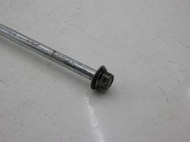 photo de SWINGARM PIVOT BOLT YAMAHA SR 125 (1982 - 2003)