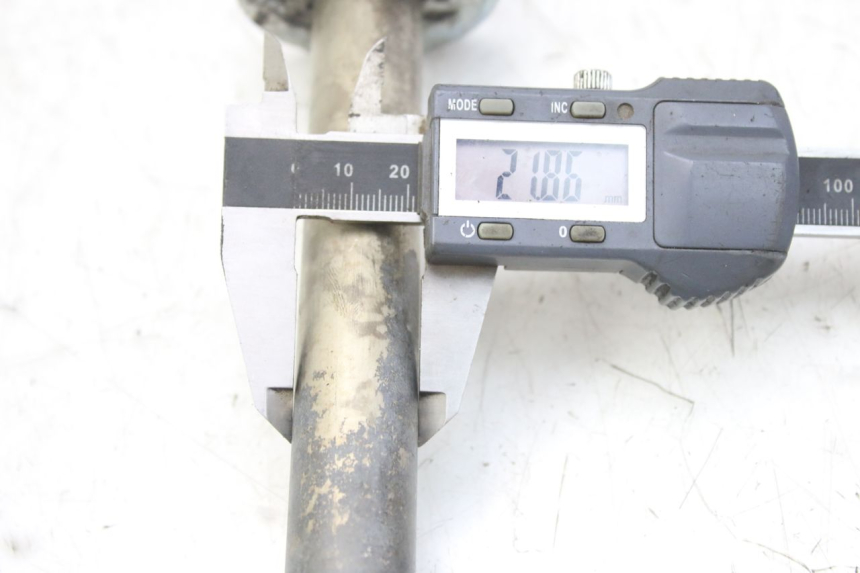 photo de SWINGARM PIVOT AXIS YAMAHA YZF R1 1000 (2007 - 2008)