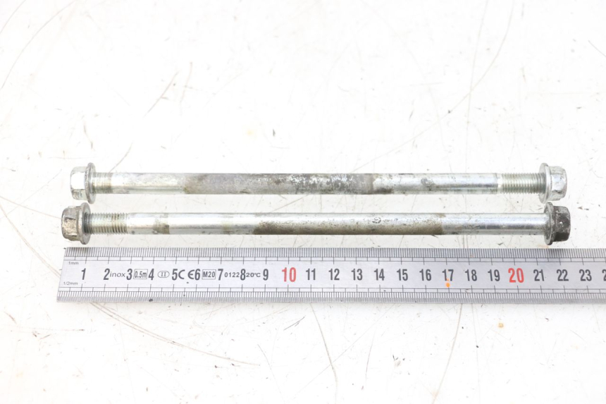 photo de ENGINE AXLE SUZUKI GSXR GSX-R 1000 (2003 - 2004) - Component detail