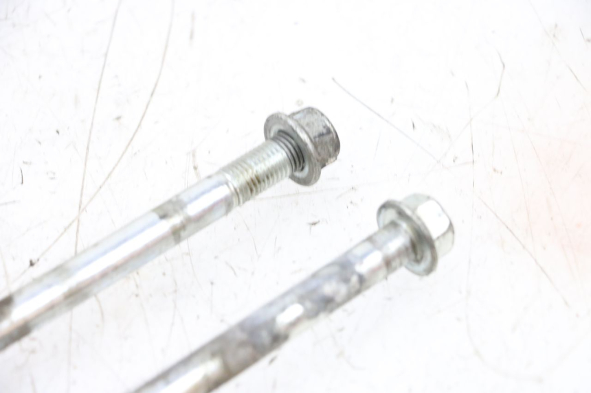 photo de ENGINE AXLE SUZUKI GSXR GSX-R 1000 (2003 - 2004) - Fixing points details