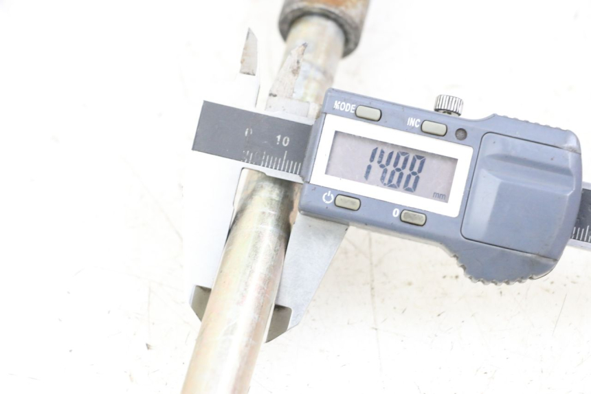 photo de REAR WHEEL AXLE HYOSUNG GV AQUILA 125 (2000 - 2004)