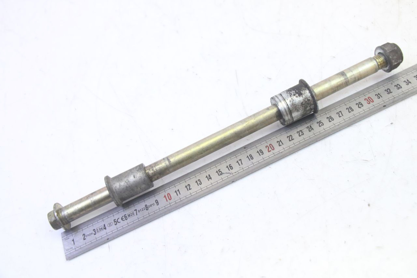 photo de REAR WHEEL AXLE HYOSUNG GV AQUILA 125 (2000 - 2004)