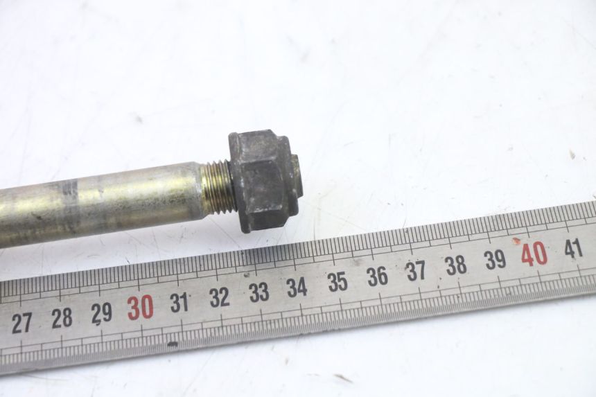 photo de REAR WHEEL AXLE HYOSUNG GV AQUILA 125 (2000 - 2004)