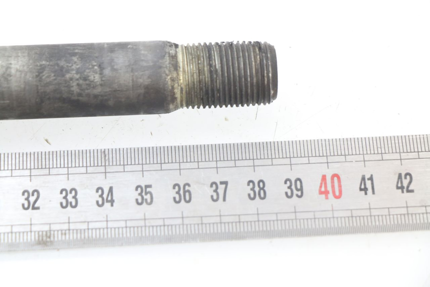 photo de REAR WHEEL AXLE SUZUKI BURGMAN 650 (2002 - 2004)