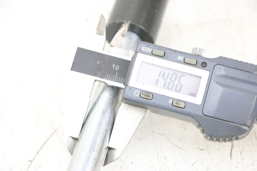 photo de REAR WHEEL AXLE ARCHIVE CAFE RACER 4T 50 (2019 - 2024)