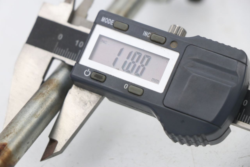 photo de REAR WHEEL AXLE HONDA CBF 125 (2009 - 2015)