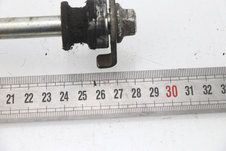 photo de REAR WHEEL AXLE HONDA CBF 125 (2009 - 2015)