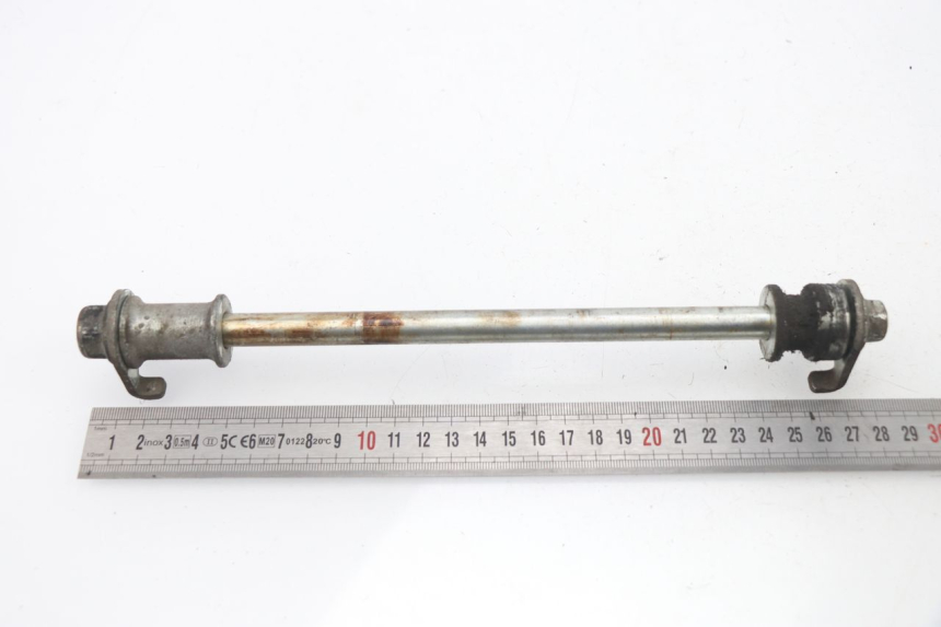 photo de REAR WHEEL AXLE HONDA CBF 125 (2009 - 2015)