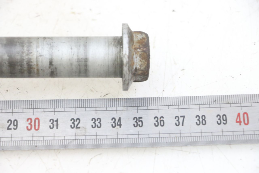photo de REAR WHEEL AXLE HONDA CBF 500 (2004 - 2007)