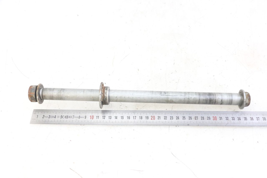 photo de REAR WHEEL AXLE HONDA CBF 500 (2004 - 2007)