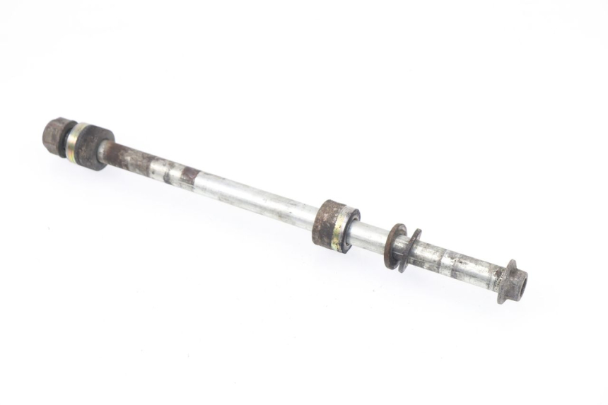 photo de REAR WHEEL AXLE DAELIM VJ ROADWIN 125 (2004 - 2007)