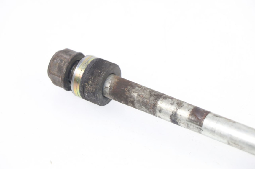 photo de REAR WHEEL AXLE DAELIM VJ ROADWIN 125 (2004 - 2007)