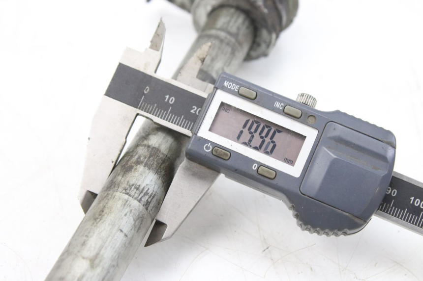 photo de REAR WHEEL AXLE SUZUKI GSF S BANDIT 600 (2000 - 2004)