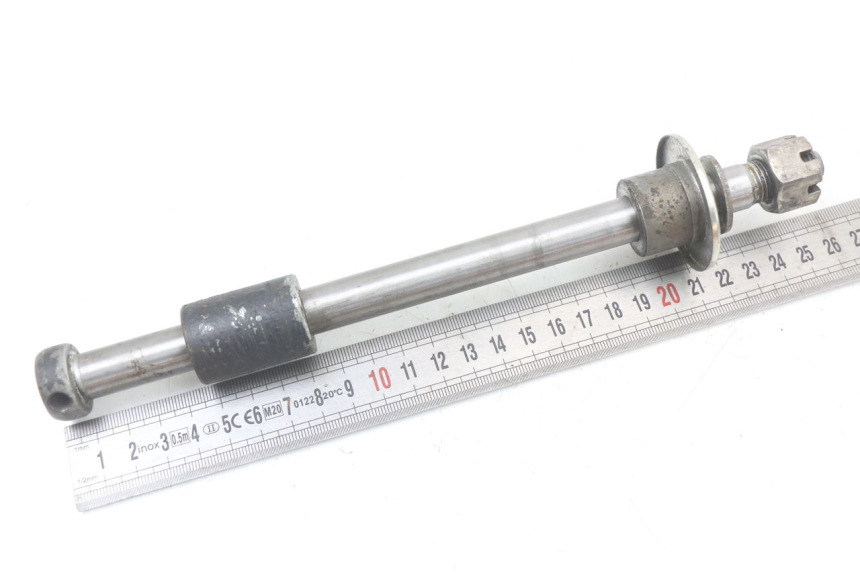 photo de REAR WHEEL AXLE SUZUKI GSX E 250 (1982 - 1983)