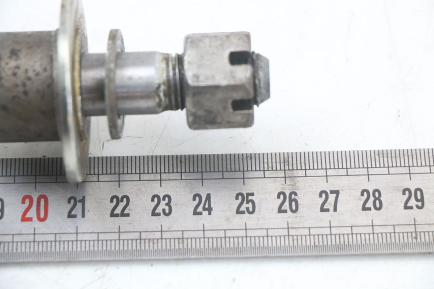 photo de REAR WHEEL AXLE SUZUKI GSX E 250 (1982 - 1983)