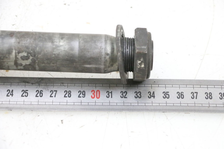 photo de REAR WHEEL AXLE SUZUKI GSXR GSX-R 1000 (2003 - 2004) - Zoom on usage condition