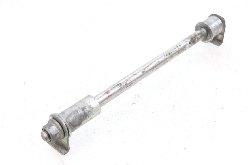 photo de REAR WHEEL AXLE SUZUKI GZ MARAUDER 125 (1998 - 2004)