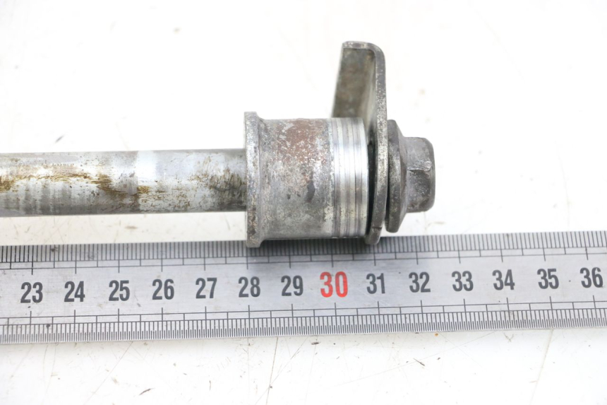 photo de REAR WHEEL AXLE SUZUKI GZ MARAUDER 125 (1998 - 2004)