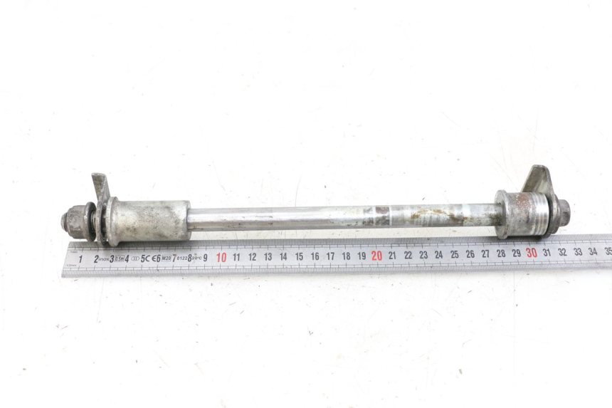photo de REAR WHEEL AXLE SUZUKI GZ MARAUDER 125 (1998 - 2004)