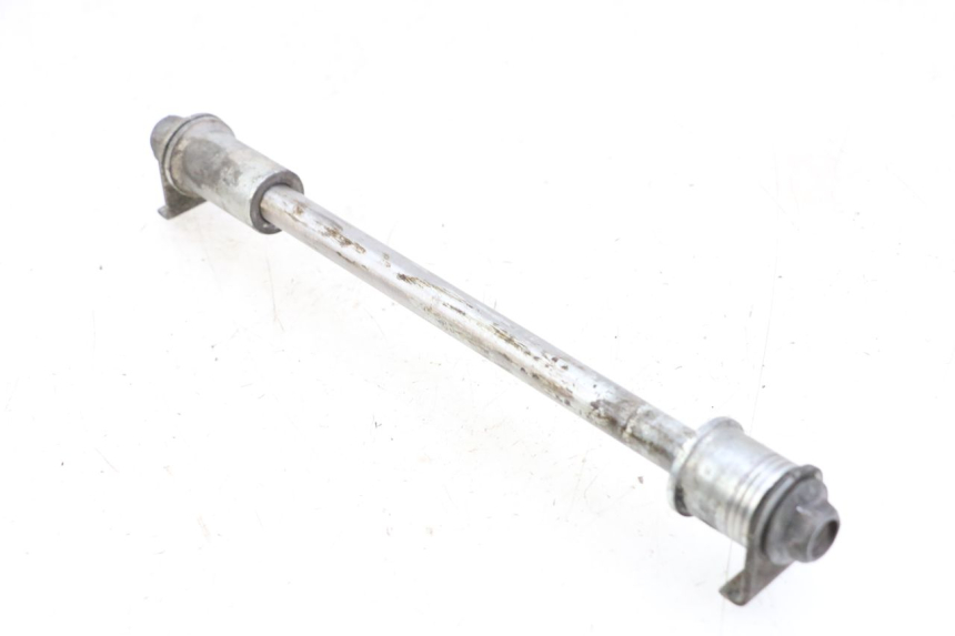 photo de REAR WHEEL AXLE SUZUKI GZ MARAUDER 125 (1998 - 2004)