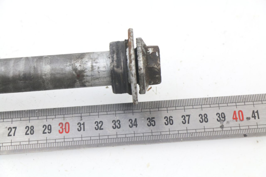 photo de REAR WHEEL AXLE HONDA CBF 500 (2004 - 2007)