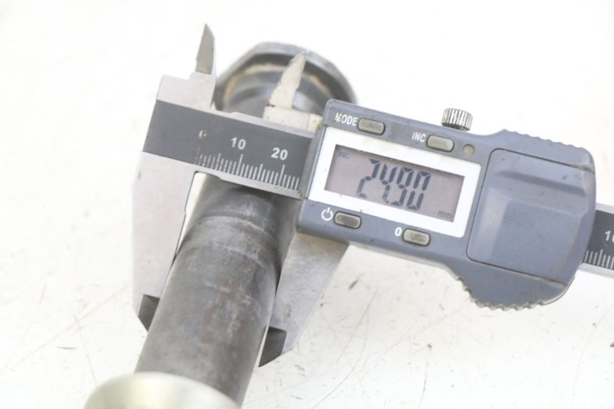 photo de REAR WHEEL AXLE HONDA CRF CR-F 450 (2009 - 2012)