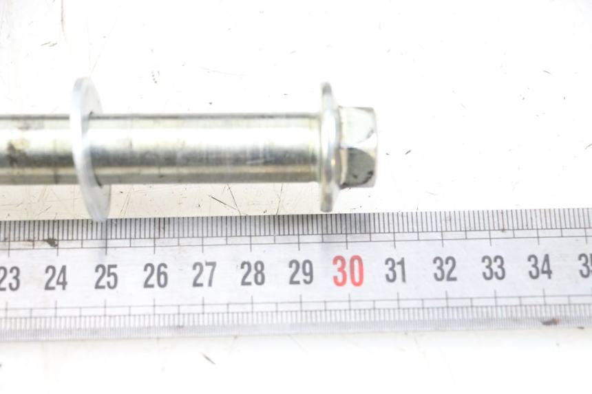 photo de REAR WHEEL AXLE HUSQVARNA SVARTPILEN 401 (2018 - 2023)