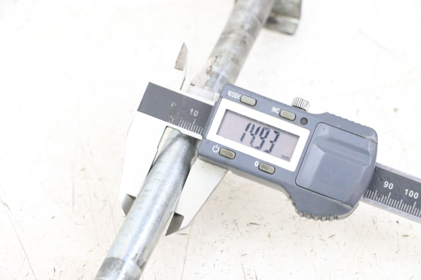 photo de REAR WHEEL AXLE HYOSUNG GF 125 (2001 - 2005)