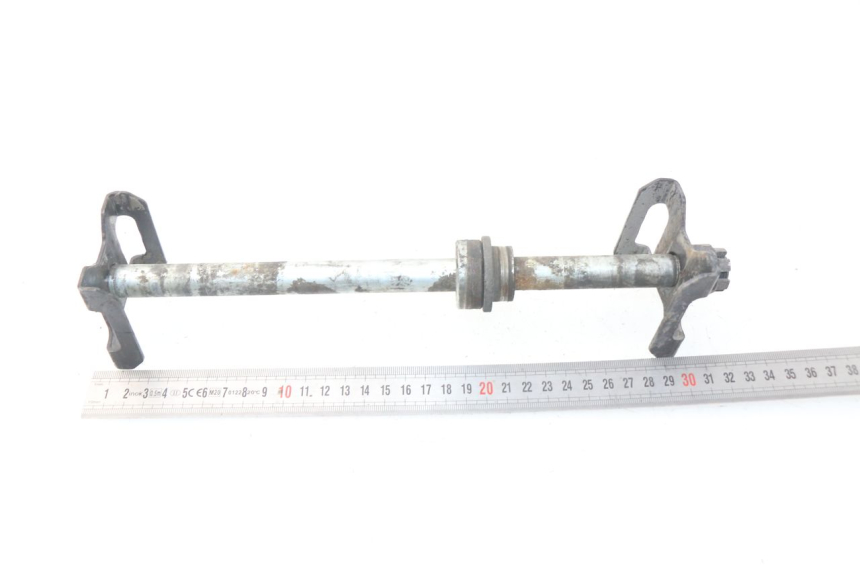 photo de REAR WHEEL AXLE KAWASAKI GPZ S 500 (1994 - 2005)