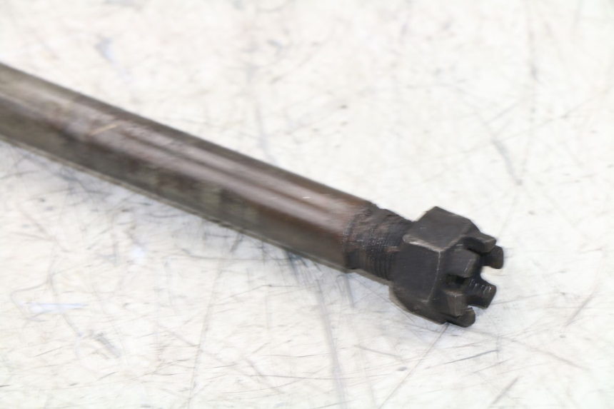 photo de REAR WHEEL AXLE KAWASAKI ZZR 600 (1995 - 2004)