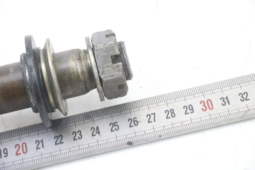 photo de REAR WHEEL AXLE KAWASAKI KX F KXF 450 (2009 - 2011)