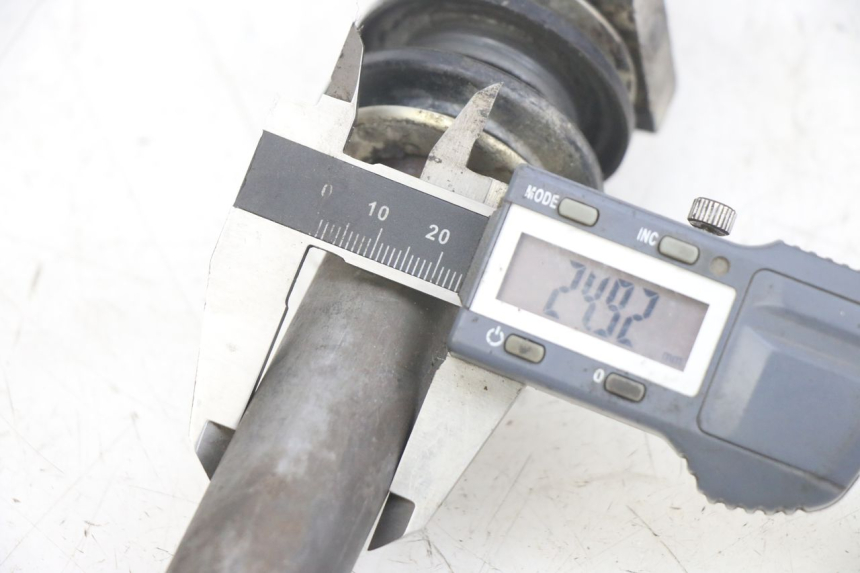 photo de REAR WHEEL AXLE KAWASAKI KXF KX-F 250 (2012 - 2014)