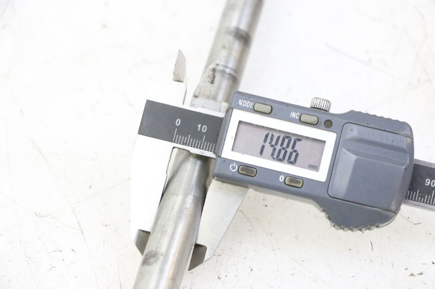 photo de REAR WHEEL AXLE RIEJU MRT 50 (2018 - 2021)
