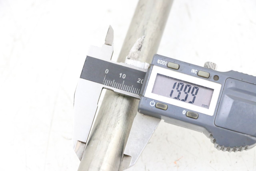 photo de REAR WHEEL AXLE YAMAHA MT-07 MT07 ABS 700 (2018 - 2020) - Technical close-up