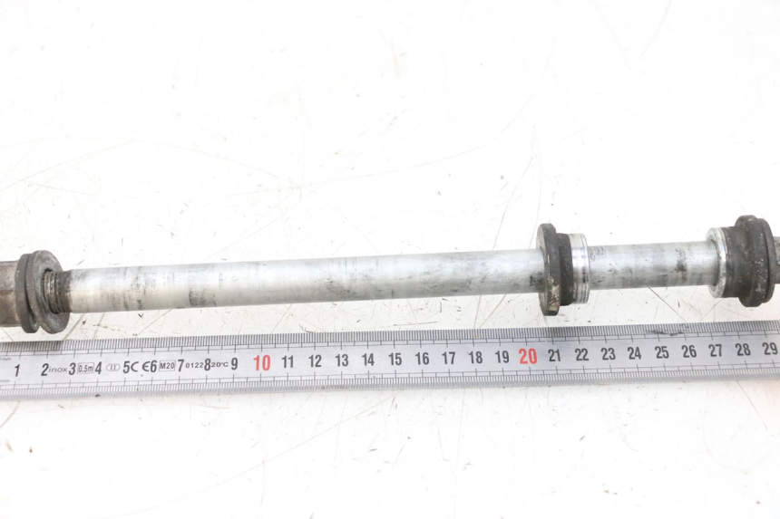photo de REAR WHEEL AXLE HONDA NSR R 125 (1994 - 2003) - Zoom on usage condition