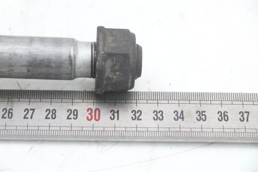 photo de REAR WHEEL AXLE HONDA NTV DEAUVILLE 650 (1998 - 2001)