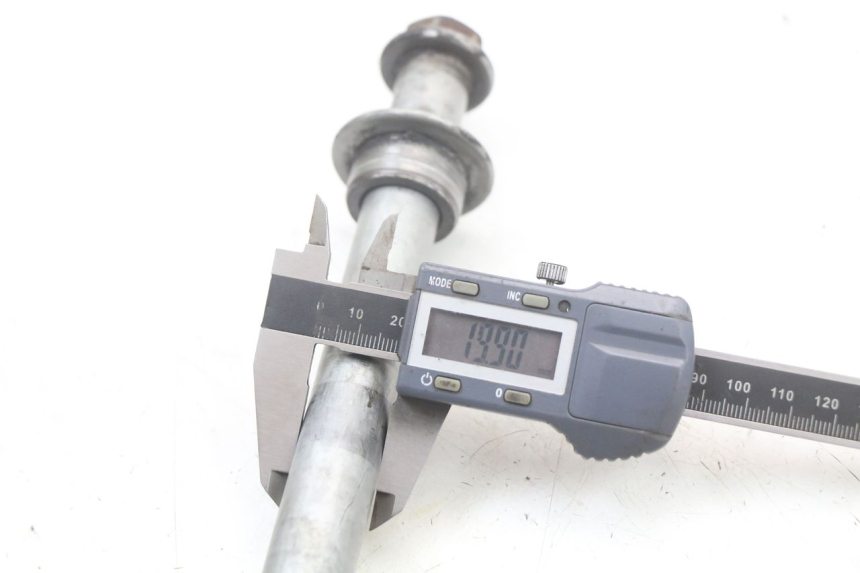 photo de REAR WHEEL AXLE HONDA NTV DEAUVILLE 650 (1998 - 2001)