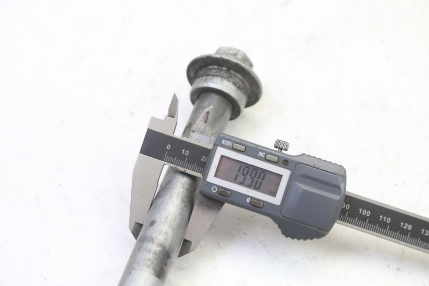 photo de REAR WHEEL AXLE HONDA NTV DEAUVILLE 650 (2001 - 2006)