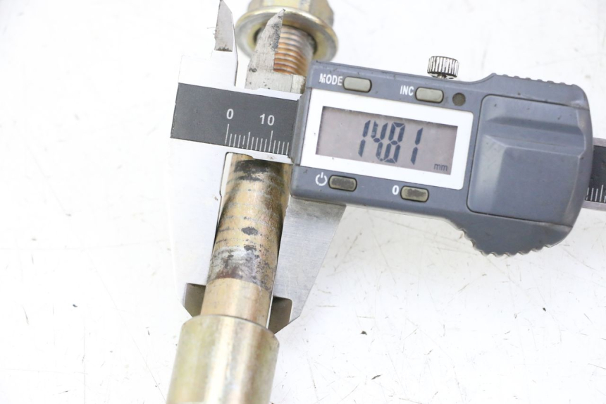 photo de REAR WHEEL AXLE APOLLO RFZ 150