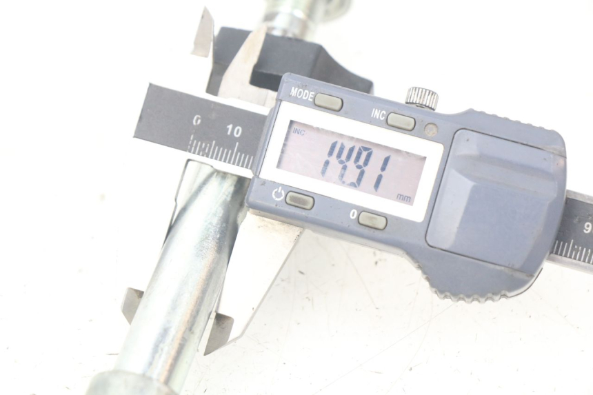 photo de REAR WHEEL AXLE APOLLO RXF 125