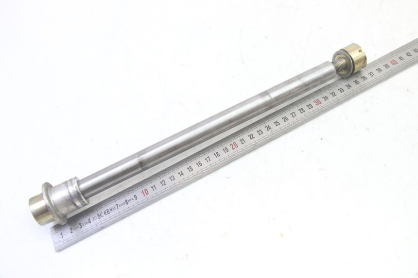 photo de REAR WHEEL AXLE TRIUMPH SPRINT 900 (1995 - 1998)